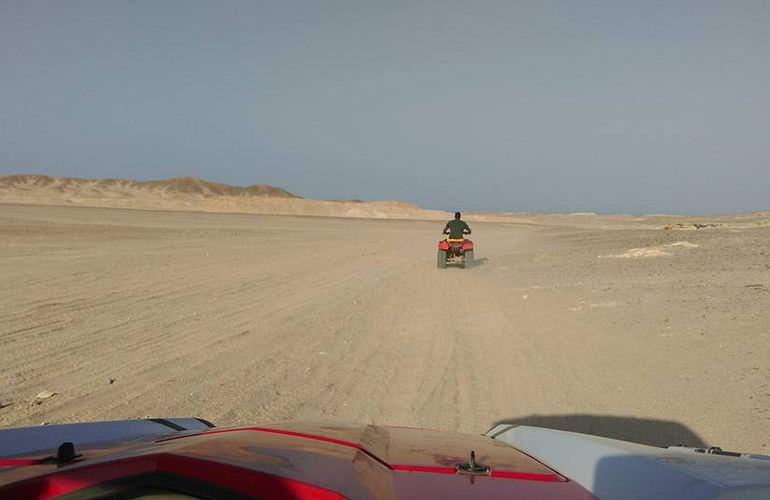 Deluxe Wüstensafari ab Hurghada: Jeep Safari, Beduinendorf und Kamelritt
